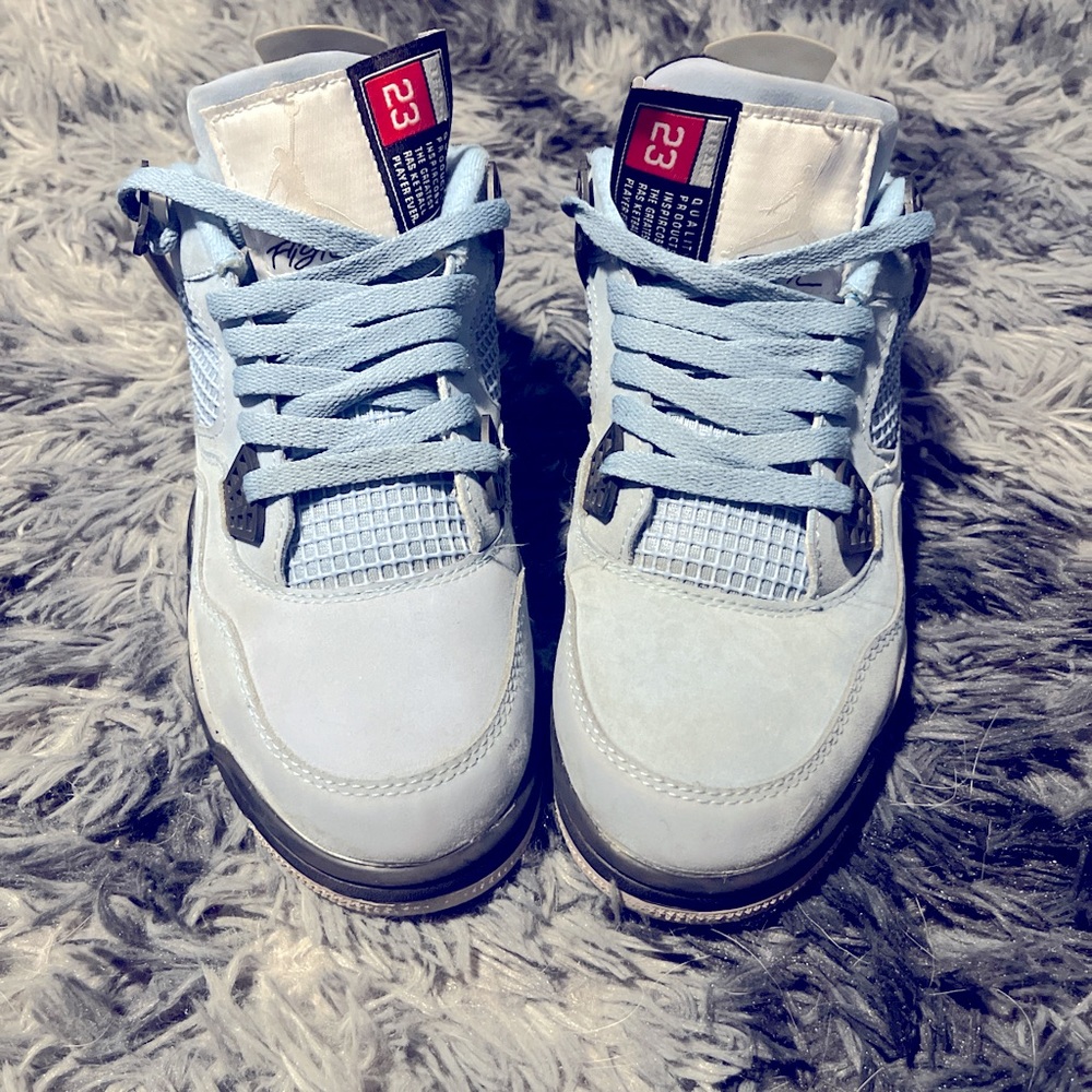 Men’s size 7 Jordan four unc. Only worn 5-6 times, still look new.